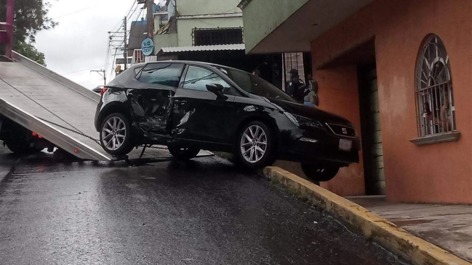 Auto accidentado en Xalapa